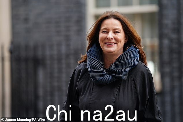 Gillian Keegan 表示,她计划要求学校在上课和休息时禁止使用手机