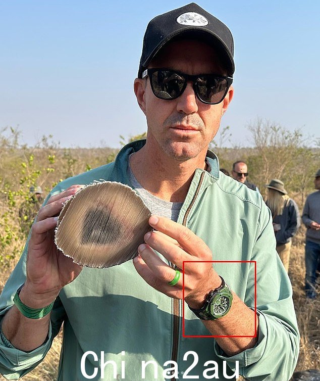 Pietersen 于 2023 年 9 月在 Instagram 上分享了一张照片,照片中他在访问南非时佩戴了价值 20,000 英镑的宇舶表