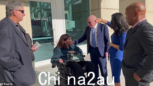 萨曼莎·马克尔二月份出现在佛罗里达州坦帕市的法庭外,当时她试图说服法官允许她针对梅根·马克尔的诽谤案继续审理