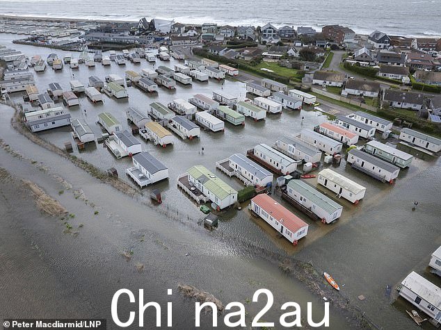 洪水今天淹没了西萨塞克斯布拉克舍姆附近的一个房车公园