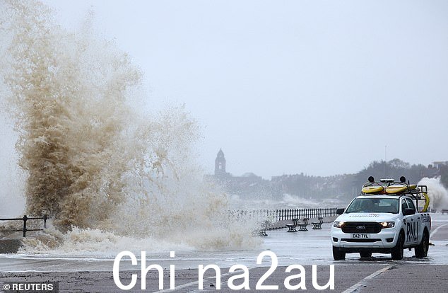 今天在默西塞德郡新布莱顿的暴风雨天气中,巨浪冲过海堤