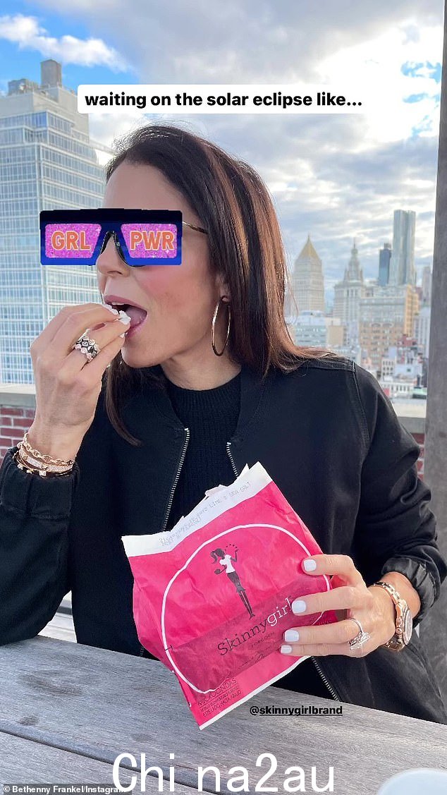 Bethenny Frankel 戴着 GRL PWR 眼镜,说她正在纽约等待日食