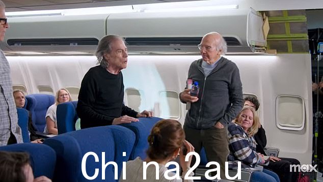 已故的理查德·刘易斯(左)在拉里站在附近时开始说道:“拉里·大卫把我视为上帝,你们所有人也是如此。这是我职业生涯中最伟大的经历,我爱每一个人,你们每个人'