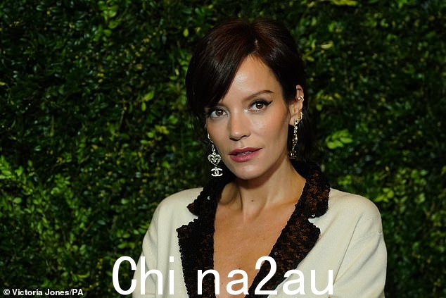 然而,莉莉解释说,她很快就会对别人粗鲁,以转移自己的缺乏和自信,并坚称她已经改变了自己的方式(如图所示)