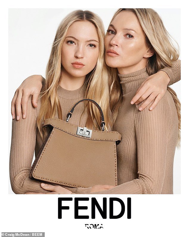 50 岁的凯特·莫斯 (Kate Moss) 与 21 岁的女儿莉拉 (Lila) 联手,为芬迪 (Fendi) 的 Peekaboo 手提包系列推出时尚的新广告活动