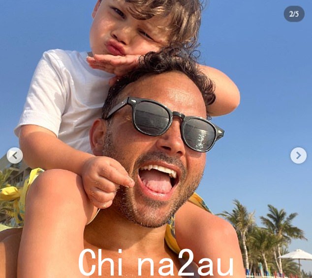 Ryan 精神抖擞,肩上扛着唯一的儿子,露出珍珠白的笑容