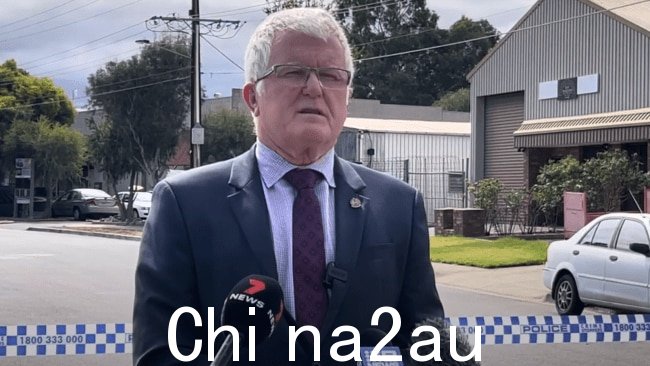 侦探警司 Des Bray 表示南澳警方怀疑谋杀案受害者在案发前曾与某人见过面。图片:SA Police News/ YouTube