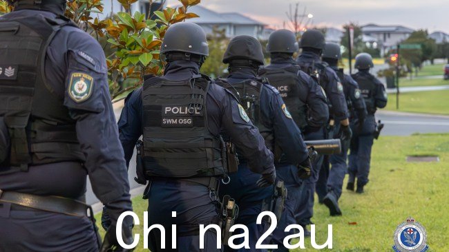OSG 警察在周二的突袭中,他们向一个涉嫌贩毒集团的家行进。图片:新南威尔士州警察部队。