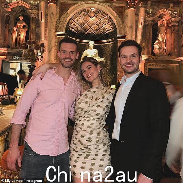 这位英国明星与她的兄弟查理和萨姆·汤姆森一起,在她的两个兄弟姐妹之间摆出甜蜜的姿势