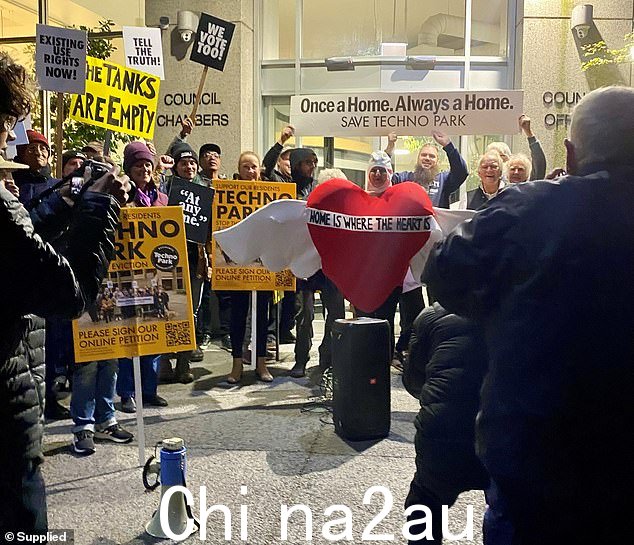 周二晚上在霍布森湾议会外举行了大型社区集会