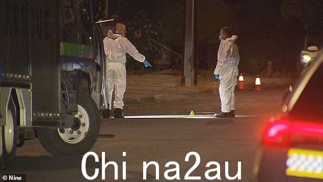 据了解,路人冲过去帮助这名可能遭到袭击的男子(如图,现场调查人员)