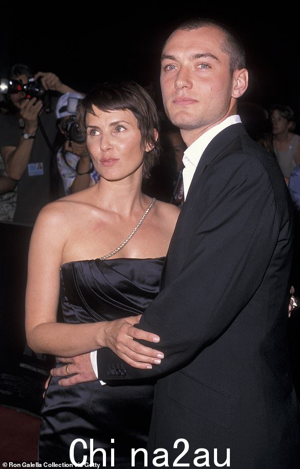 Frost 于 1994 年认识了裘德·洛 (Jude Law),并于 1997 年结婚。他们于 2003 年离婚。萨迪后来说,裘德·洛 (Jude Law) 是她一生的挚爱,他们的婚姻非常成功(摄于 2001 年 6 月) )