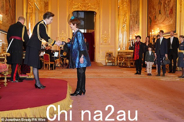 这位 71 岁的女演员因在布里奇特·琼斯电影中饰演 Una Alconbury 角色而闻名,并与喜剧演员维多利亚·伍德一起多次出演电视节目