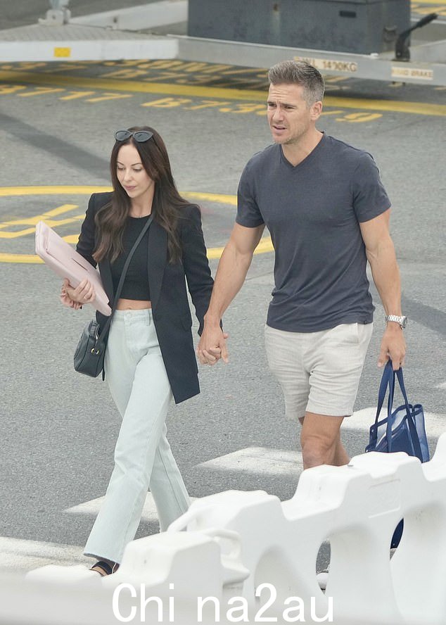 一见钟情的夫妇乔诺·麦卡洛 (Jono McCullough) 和埃莉·迪克斯 (Ellie Dix)(如图所示)周二在黄金海岸机场手牵手漫步,看上去十分恩爱