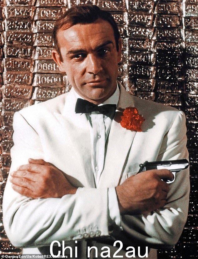 肖恩·康纳利 (Sean Connery) 在 1964 年的《金手指》中饰演邦德,该片由盖伊·汉密尔顿 (Guy Hamilton) 执导
