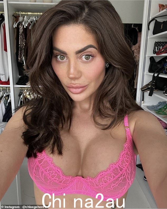 这位 Geordie Shore 明星分享了多张自拍照,展示了她穿着粉色蕾丝文胸的新造型,并配上简单的标题:“裸露”