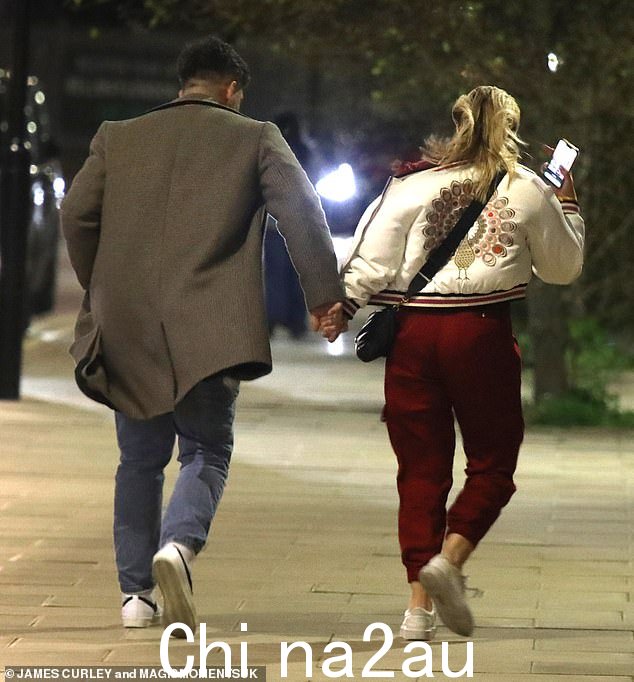 演唱会结束后,这对夫妇在会场的 VIP Oceanbird Lounge 享用免费食物和饮料,有人看到他们手牵手一起上了出租车