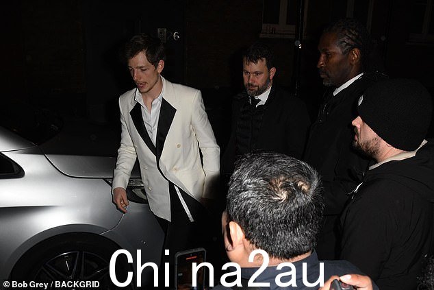 她的男搭档乔什·奥康纳 (Josh O'Connor) 和迈克·费斯特 (Mike Faist)(照片中穿着白色西装)以及电影导演卢卡·瓜达尼诺 (Luca Guadagnino) 都在没有她的情况下前往余兴派对