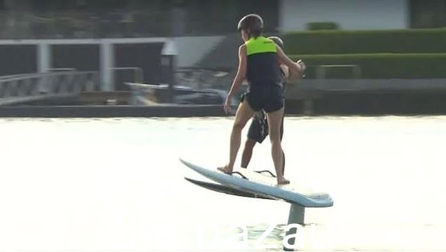 极限运动:艾莉森在黄金海岸为《Today》节目拍摄水上运动片段时膝盖严重受伤,几天后接受了手术