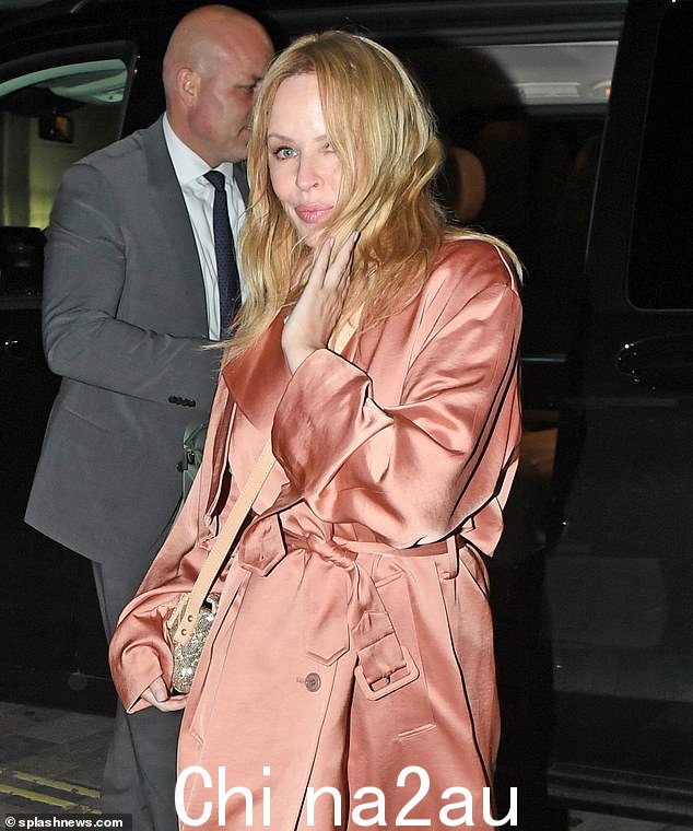 凯莉·米洛 (Kylie Minogue),55 岁,周三在伦敦奇尔特恩消防站 (Chiltern Firehouse) 度过一个夜晚,身着精美的鲑鱼粉色丝绳,看起来毫不费力地别致