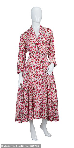凯瑟琳·沃克 (Catherine Walker) 为她的服装品牌 The Chelsea Design Company 设计的粉色花卉丝绸衬衫裙