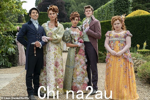 图片:James Phoon 饰演 Harry Dankworth、Bessie Carter 饰演 Prudence Featherington、Harriet Cains 饰演 Philipa Featherington、Lorn Macdonald 饰演 Albion Finch、Nicola 饰演 Penelope