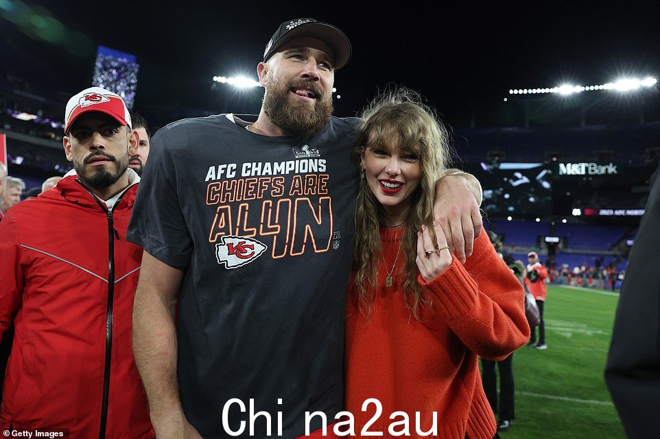 Kelce #87 堪萨斯城酋长队在一月份在巴尔的摩 M&T 银行体育场举行的亚足联冠军赛中以 17-10 战胜巴尔的摩乌鸦队后与斯威夫特一起庆祝