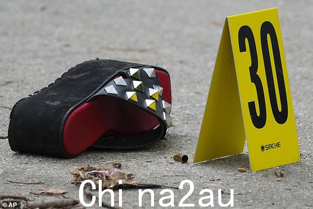 大约 1000 人参加了庆祝斋月结束的活动,斋月是虔诚的穆斯林从日出到日落禁食的神圣月份