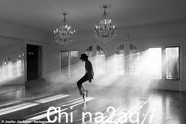 在视频中,粉丝们紧紧抓住他的他们随着热门曲目演唱时的每一个字,这使他成为有史以来最畅销的艺术家之一