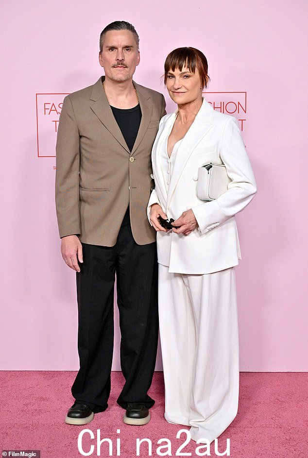 Balthazar Getty 和他的妻子 Rosetta 罕见地亮相周二晚上在比佛利山庄举办的 Fashion Trust 活动红毯