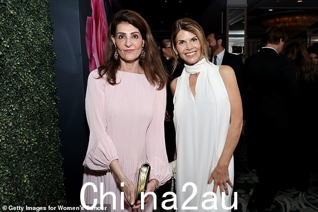 Loughlin 与《我盛大的希腊婚礼》女演员 Nia Vardalos 在众星云集的活动中合影