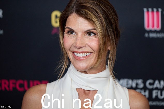 一个月后,这位女演员在一部广受好评的戏仿《遏制你的热情》中结束了过去的困境,脸上露出笑容