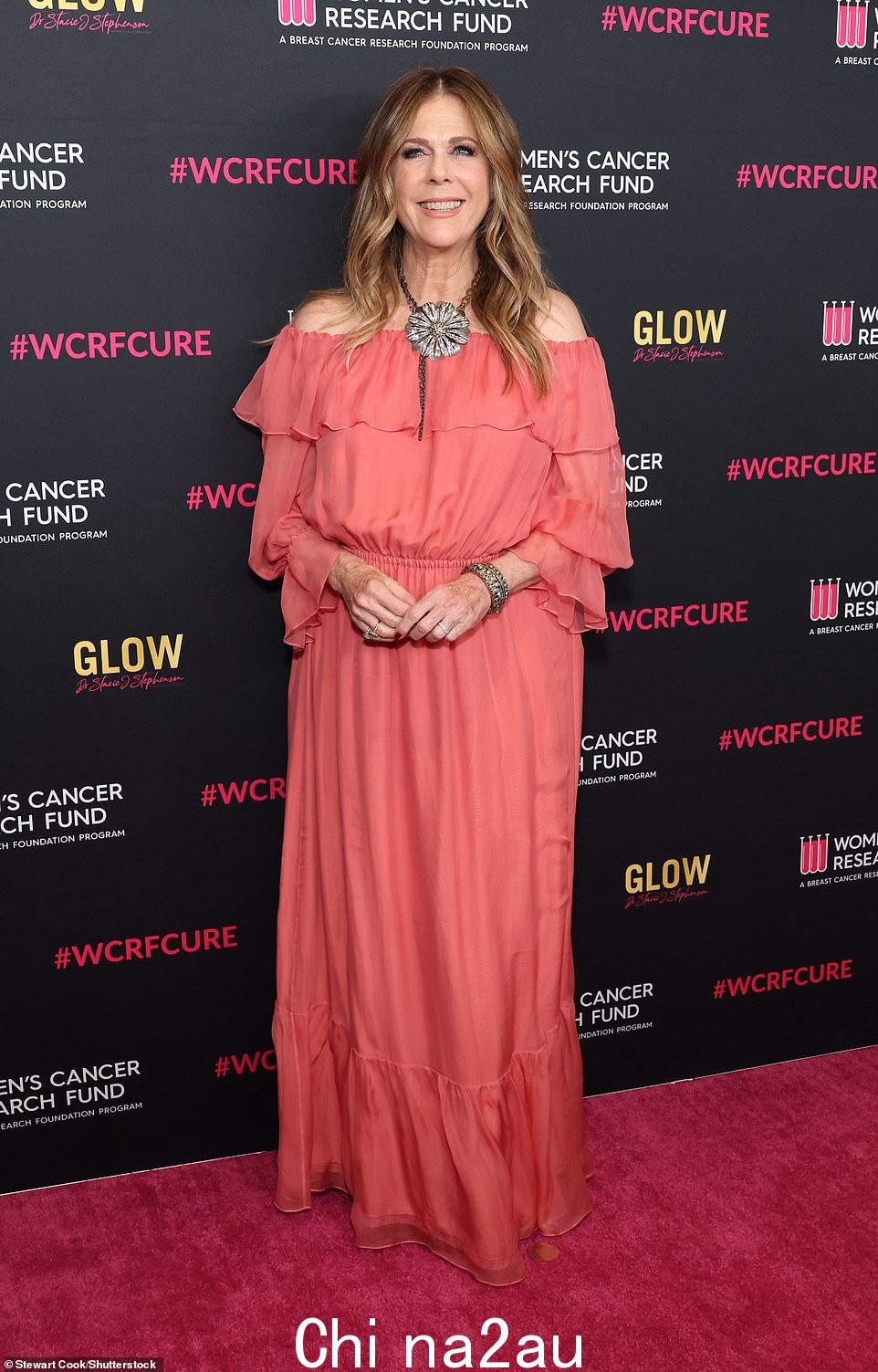 丽塔·威尔逊 (Rita Wilson) 在红地毯上为难忘的晚会微笑