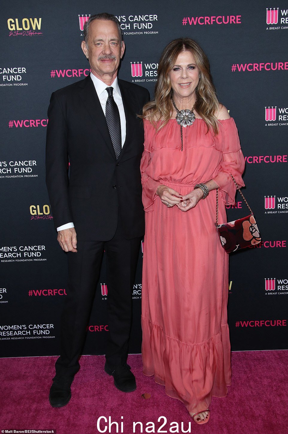 好莱坞金童玉女汤姆·汉克斯 (Tom Hanks),67 岁和丽塔·威尔逊 (Rita Wilson),67 岁,在筹款活动中度过了一个约会之夜