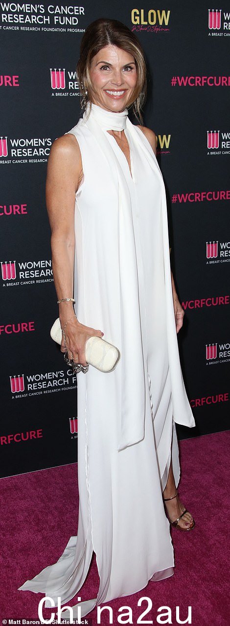 Lori Loughlin,59 岁,与她迷人的女儿 Olivia Jade Giannulli(24 岁)一起出席了活动,她与设计师丈夫 Mossimo Giannulli 共享女儿