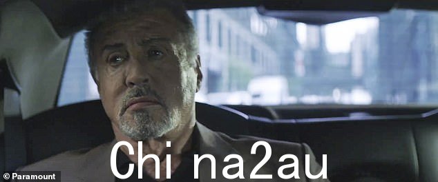 一位背景演员在 Facebook 上回复道:“我当时就在那里!我距离史泰龙 10 英尺,我没有听到他说这些话,但他似乎不想在那里”