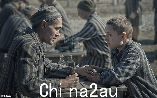 5 月 2 日在流媒体平台首播,预告片讲述了大屠杀期间在集中营相识并相爱的两个人(如图)的故事