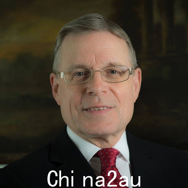 皇家评论员理查德·菲茨威廉斯 (Richard Fitzwilliams) 表示:“毫无疑问,华莱士女士与他的家人关系密切,而且她在完全相同的圈子里活动”