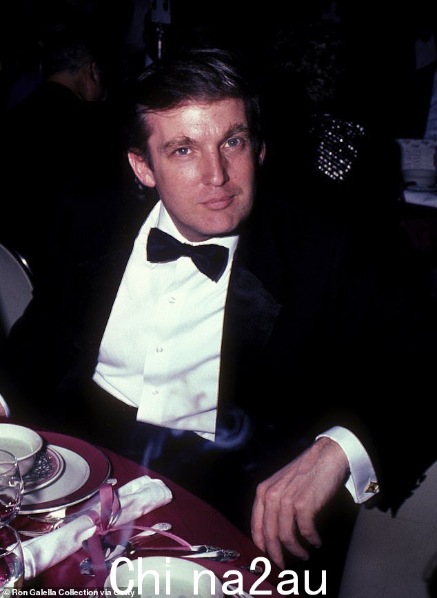 这部电影讲述了 70 年代和 80 年代的特朗普,他试图在其父亲 Fred Trump 的房产上建立自己的房地产帝国(特朗普摄于 1985 年)