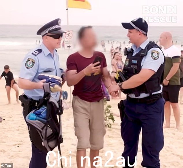该男子被指控三项未经同意进行性接触的罪名
