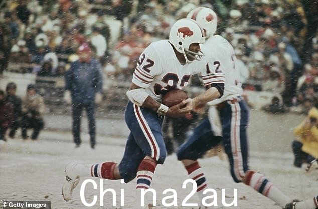 辛普森(32 号)于 1973 年 12 月 16 日在纽约谢伊体育场雪地对阵纽约喷气机队的比赛中