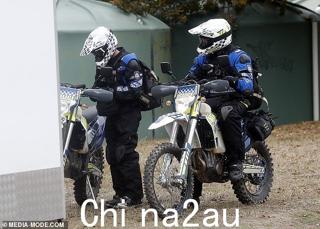 周五再次搜查失败后,警方收走了他们的越野车