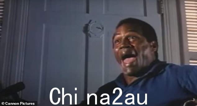 OJ 在 1992 年的《无处可藏》中饰演艾莉·惠勒,并在 1994 年播出的电视电影《蛙人》中饰演约翰·“斗牛犬”蛙人(如图所示)