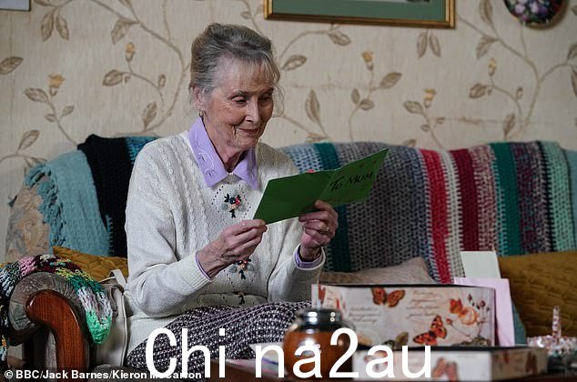 在一个情绪激动的场景中,格洛丽亚去世了,而她和乔治正在听他的亲生母亲玛格丽特录制的摇篮曲