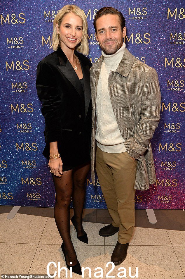 Matthew 和他的妻子 Vogue Williams 在伦敦 M&S 独家放映 2023 年圣诞广告