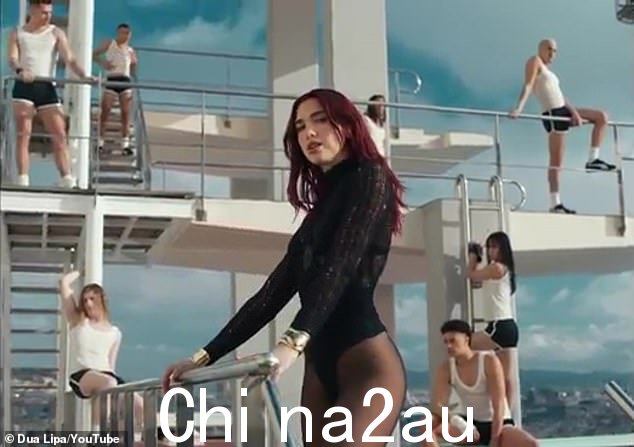 视频一开始,歌手在泳池附近的大平台上走来走去,并监督穿着短裤的舞者进行日常锻炼