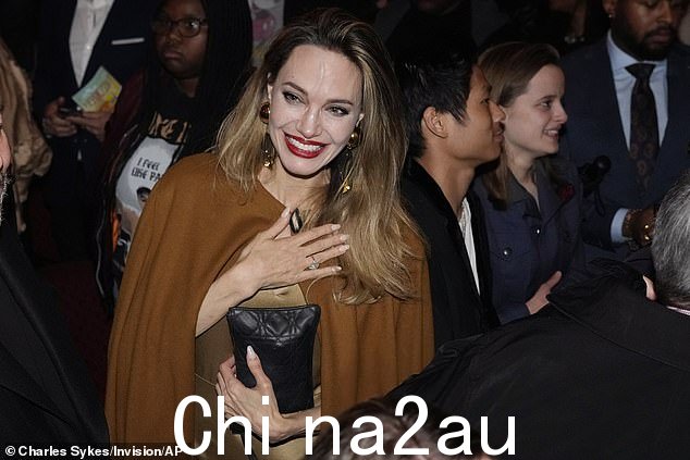 早些时候,帕克斯似乎避开了红地毯,而让他的母亲和妹妹加入了制作的其他成员