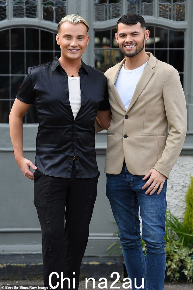 Harry Derbidge 和 Joe 看起来一如既往英俊,因为他们在庆祝 Harry 30 岁的生日午餐中塑造了精致的身材