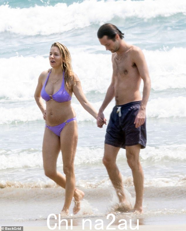 西耶娜·米勒 (Sienna Miller) 和男友奥利·格林 (Oli Green) 在迎来他们的第一个孩子三个月后,被拍到去哥斯达黎加度假,沐浴阳光