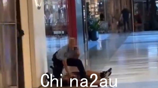 “一名女警官与袭击者对峙。图片:X"